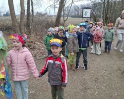 dzieci podczas różnych aktywności związanych z powitaniem wiosny