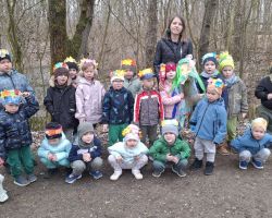 dzieci podczas różnych aktywności związanych z powitaniem wiosny