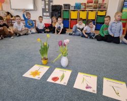 dzieci podczas różnych aktywności związanych z powitaniem wiosny