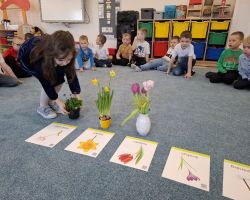 dzieci podczas różnych aktywności związanych z powitaniem wiosny