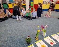 dzieci podczas różnych aktywności związanych z powitaniem wiosny
