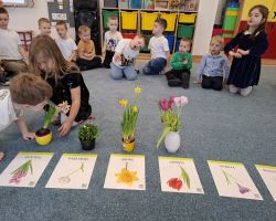 dzieci podczas różnych aktywności związanych z powitaniem wiosny
