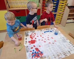 dzieci podczas różnych aktywności związanych z powitaniem wiosny