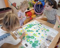 dzieci podczas różnych aktywności związanych z powitaniem wiosny