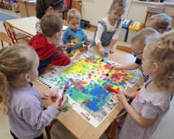 dzieci podczas różnych aktywności związanych z powitaniem wiosny