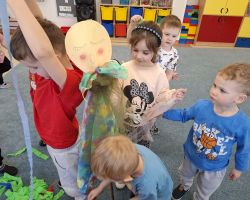 dzieci podczas różnych aktywności związanych z powitaniem wiosny