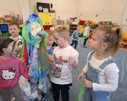 dzieci podczas różnych aktywności związanych z powitaniem wiosny