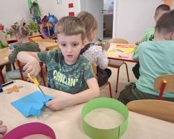 dzieci podczas różnych aktywności związanych z powitaniem wiosny