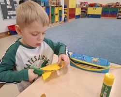 dzieci podczas różnych aktywności związanych z powitaniem wiosny