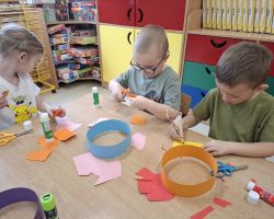 dzieci podczas różnych aktywności związanych z powitaniem wiosny