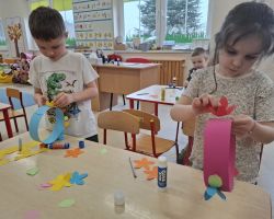 dzieci podczas różnych aktywności związanych z powitaniem wiosny