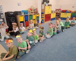 dzieci podczas różnych aktywności związanych z powitaniem wiosny