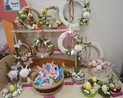 ozdoby i i stroiki na wielkanocnym kiermaszu