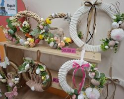 ozdoby i i stroiki na wielkanocnym kiermaszu