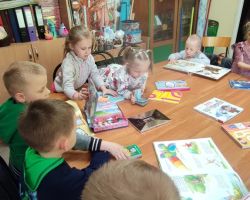 dzieci podczas zajęć bibliotecznych