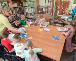 dzieci podczas zajęć bibliotecznych