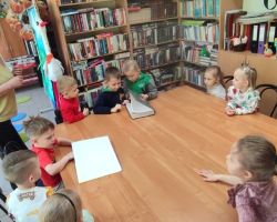 dzieci podczas zajęć bibliotecznych