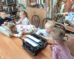 dzieci podczas zajęć bibliotecznych