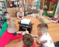 dzieci podczas zajęć bibliotecznych