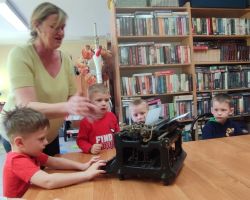 dzieci podczas zajęć bibliotecznych