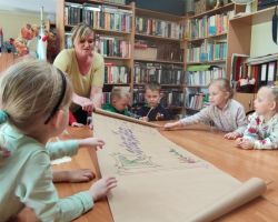 dzieci podczas zajęć bibliotecznych