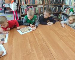 dzieci podczas zajęć bibliotecznych