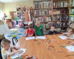 dzieci podczas zajęć bibliotecznych