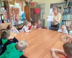 dzieci podczas zajęć bibliotecznych