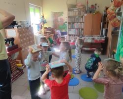 dzieci podczas zajęć bibliotecznych