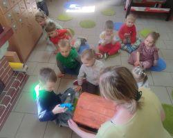 dzieci podczas zajęć bibliotecznych