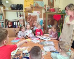 dzieci podczas zajęć bibliotecznych