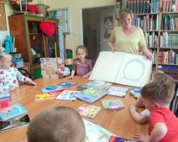 dzieci podczas zajęć bibliotecznych