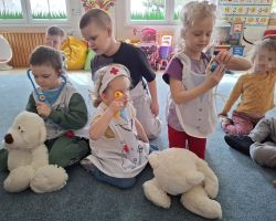 dzieci podczas obchodów dnia zdrowia