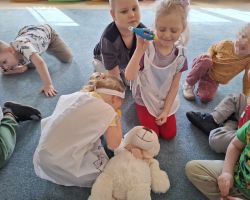 dzieci podczas obchodów dnia zdrowia