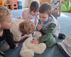 dzieci podczas obchodów dnia zdrowia