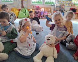 dzieci podczas obchodów dnia zdrowia