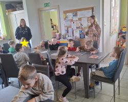 dzieci podczas zajęć bibliotecznych