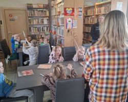 dzieci podczas zajęć bibliotecznych