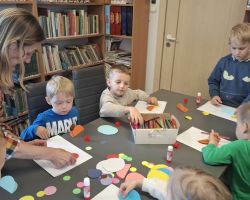 dzieci podczas zajęć bibliotecznych