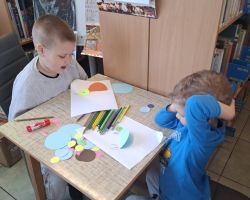 dzieci podczas zajęć bibliotecznych