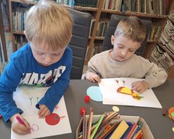 dzieci podczas zajęć bibliotecznych