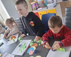 dzieci podczas zajęć bibliotecznych