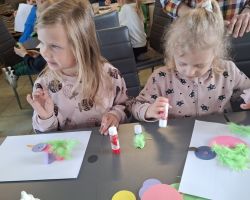 dzieci podczas zajęć bibliotecznych