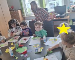 dzieci podczas zajęć bibliotecznych