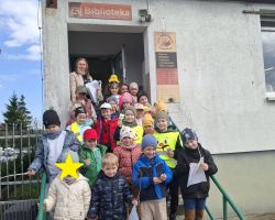 dzieci podczas zajęć bibliotecznych