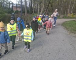 dzieci podczas zajęć bibliotecznych