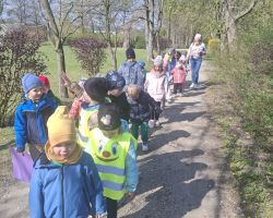 dzieci podczas zajęć bibliotecznych