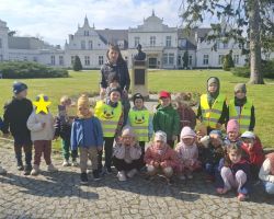 dzieci podczas zajęć bibliotecznych