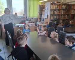 dzieci podczas zajęć bibliotecznych