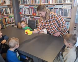 dzieci podczas zajęć bibliotecznych